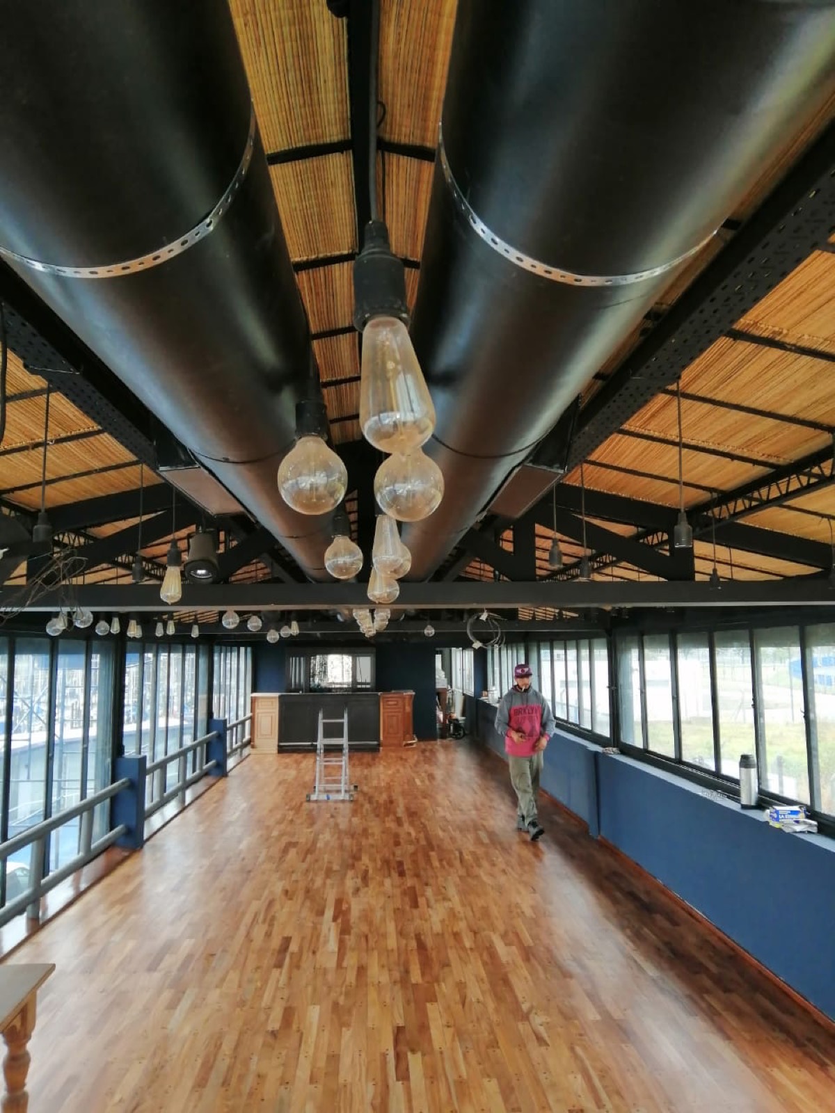 Ductos de climatización en espacio industrial