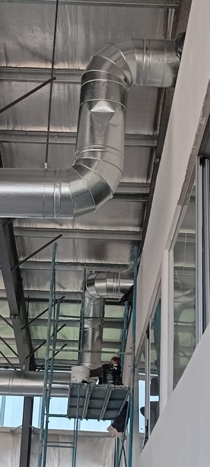 Montaje de ductos galvanizados en altura